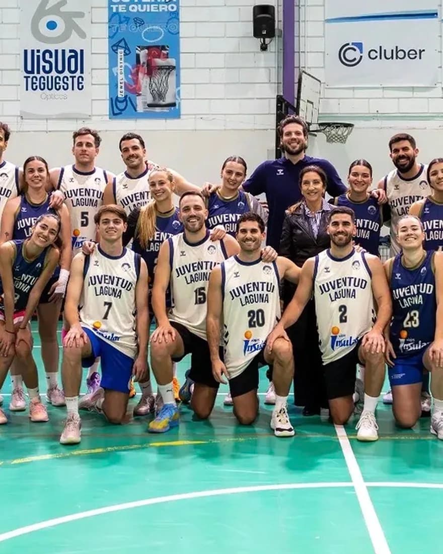 Plantillas de 1ª Nacional masculina y femenina del club posando en la pista
